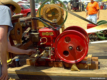Economy hit-n-miss engine at 5 Pt. Steam Threshers Reunion
